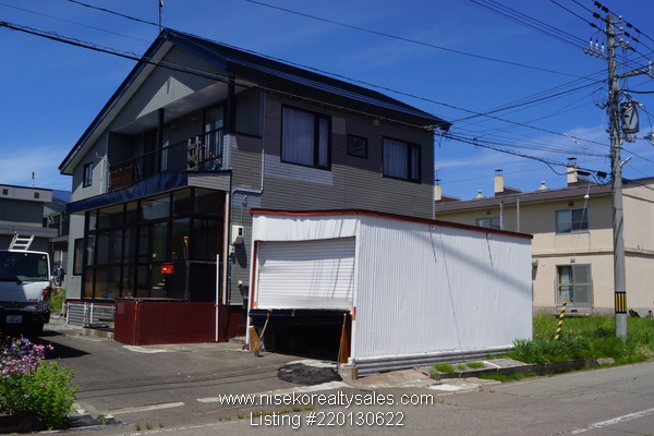 Kutchan Home for sale garage and side parking
